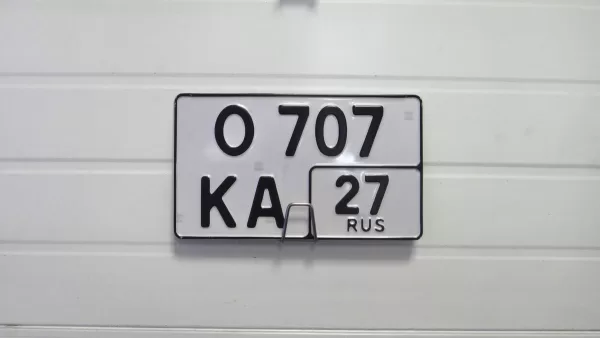 Квадратный номер на автомобиль