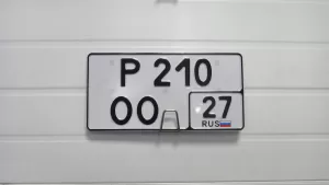 Квадратный номерной знак на автомобиль